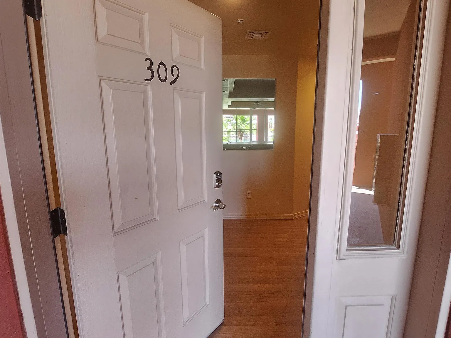 251 Moser Ave #309 (Torres) kp - 1 — Photo 2