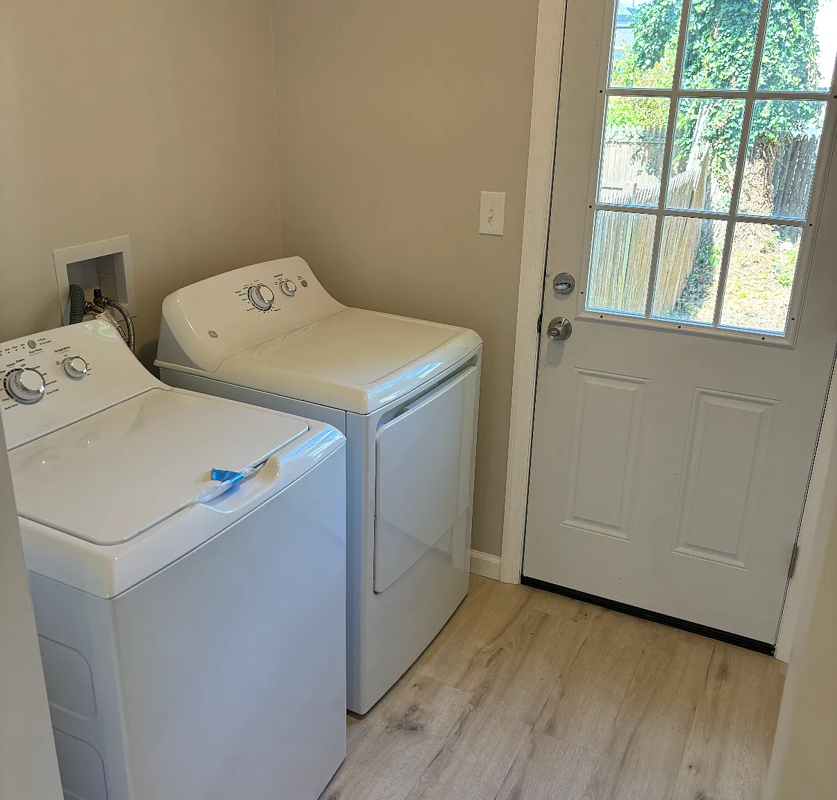 3 bed, 1.5 bath, 1068 sqft, $2,600 — Photo 2