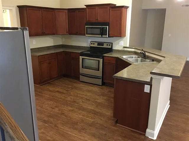 3 bed, 2.0 bath, 2300 sqft, $2,585 — Photo 3