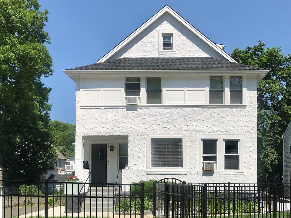 Lovely 1st Floor Apartment w/Parking