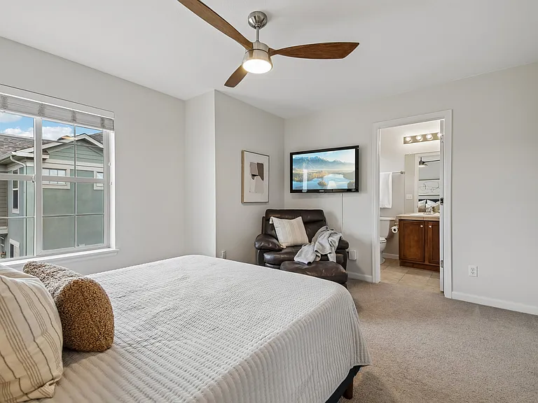 Upstairs, the dual en-suite layout provides excellent privacy for roommates.