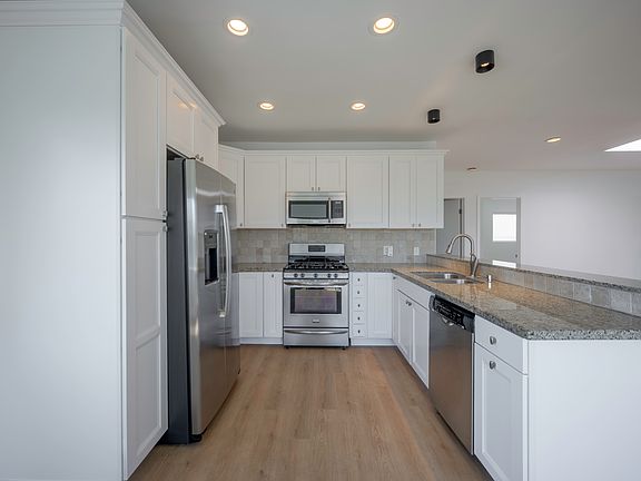 4th image of 5752 La Jolla Blvd