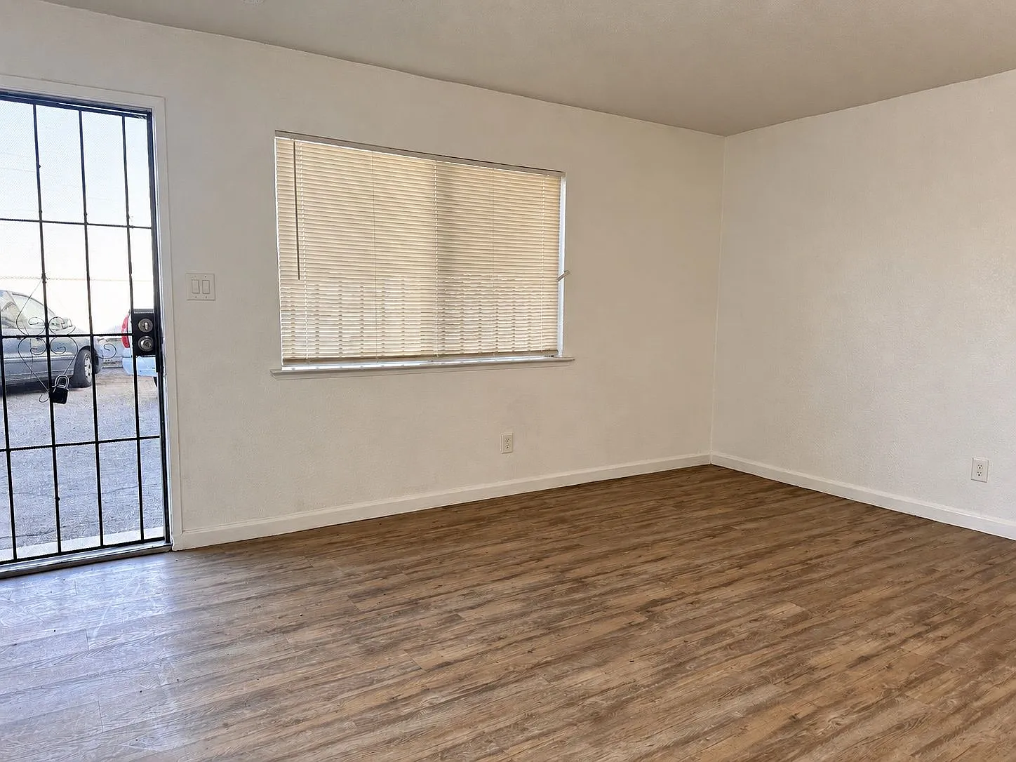 4634 E Belmont Ave — Photo 2