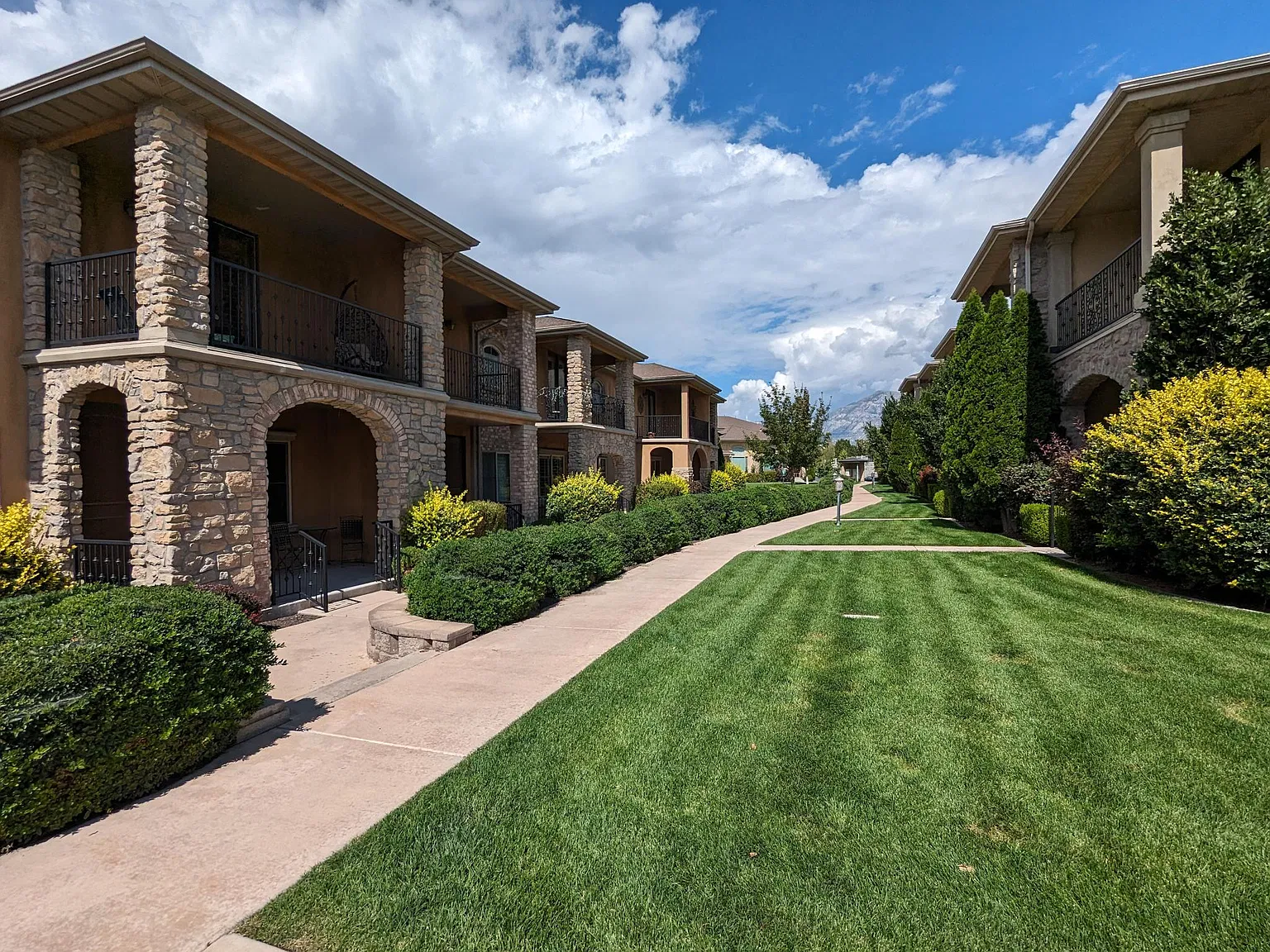 4 bed, 3.5 bath, 2324 sqft, $2,300 — Photo 3