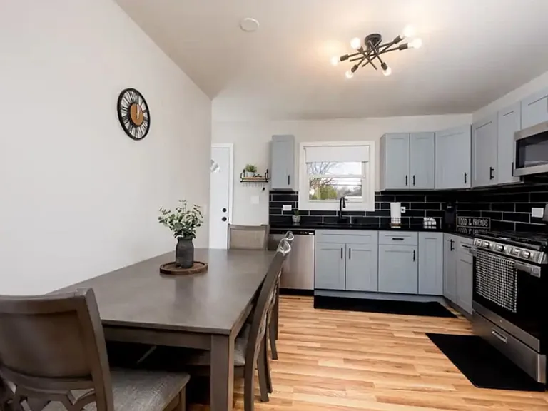 803 Lilac Ln — Photo 2