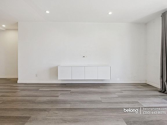 3rd image of 321 S San Vicente Blvd APT 101