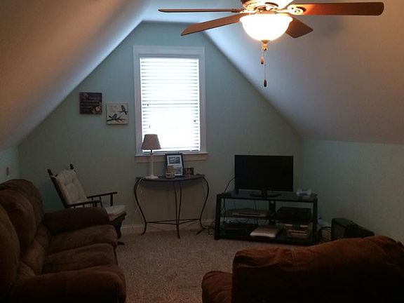 4th image of 208 Wintergreen Ct