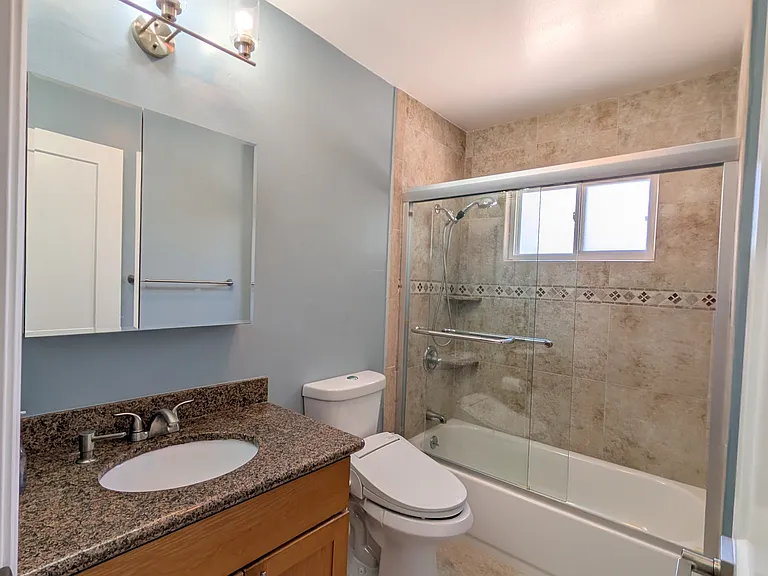 Hallway bathroom, facing Hollenbeck.