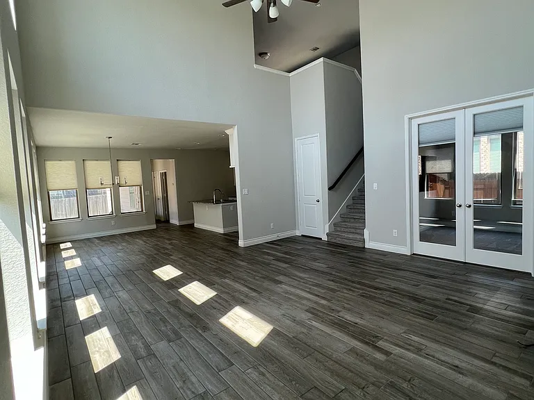 112 Freeman Loop — Photo 2
