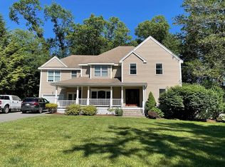 44 Pillings Pond Rd, Lynnfield, MA 01940