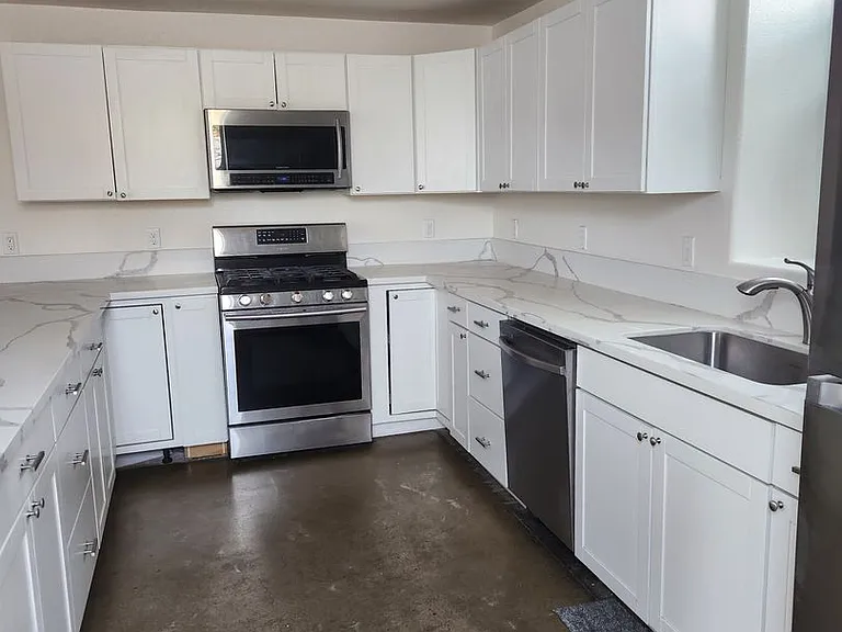 529 Stewart St — Photo 3