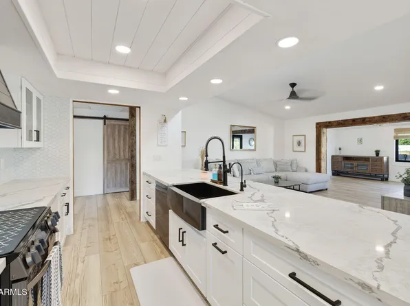 1102 S PARK VIEW Circle, Mesa, AZ 85208