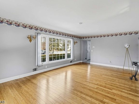 4th image of 34 Sand Hill Rd