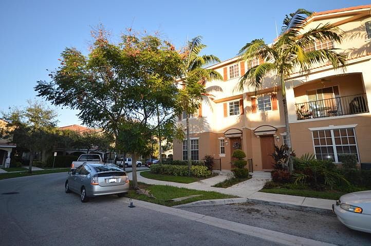 1st image of 1421 W Wickham Cir #00