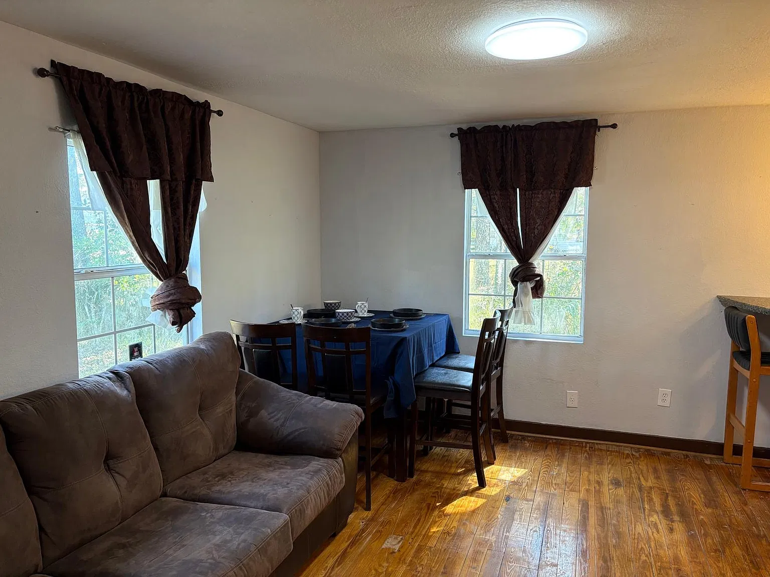4 bed, 2200 sqft, $1,950 — Photo 4