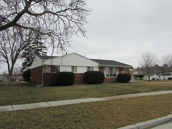 3rd image of 30547 Blairmoor Dr