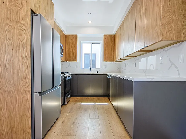 2851 S Victoria Ave — Photo 13