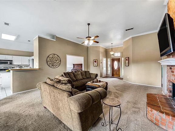 3rd image of 804 Glenwood Ct