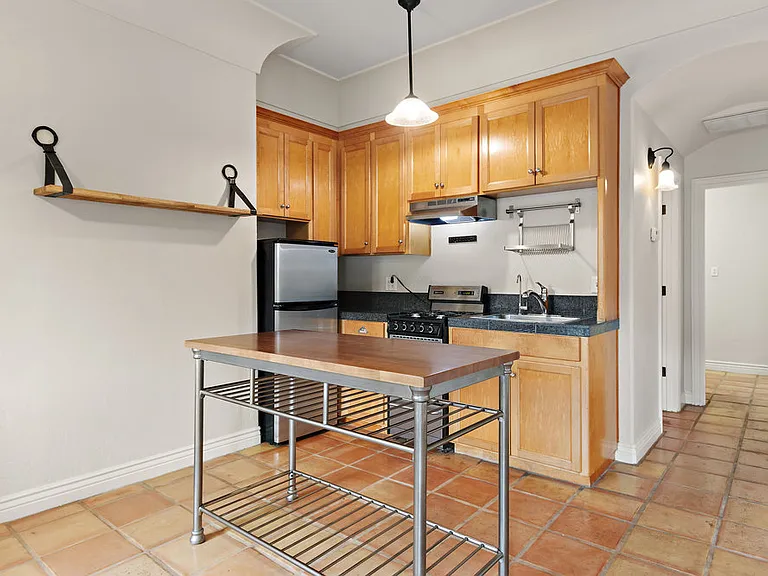 6362 Broadway Ter — Photo 10