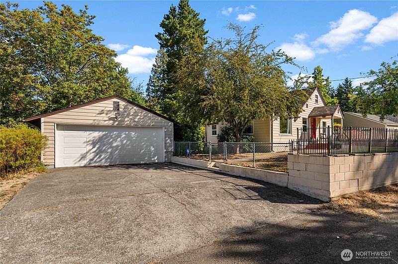 3rd image of 2604 NE Denny Road