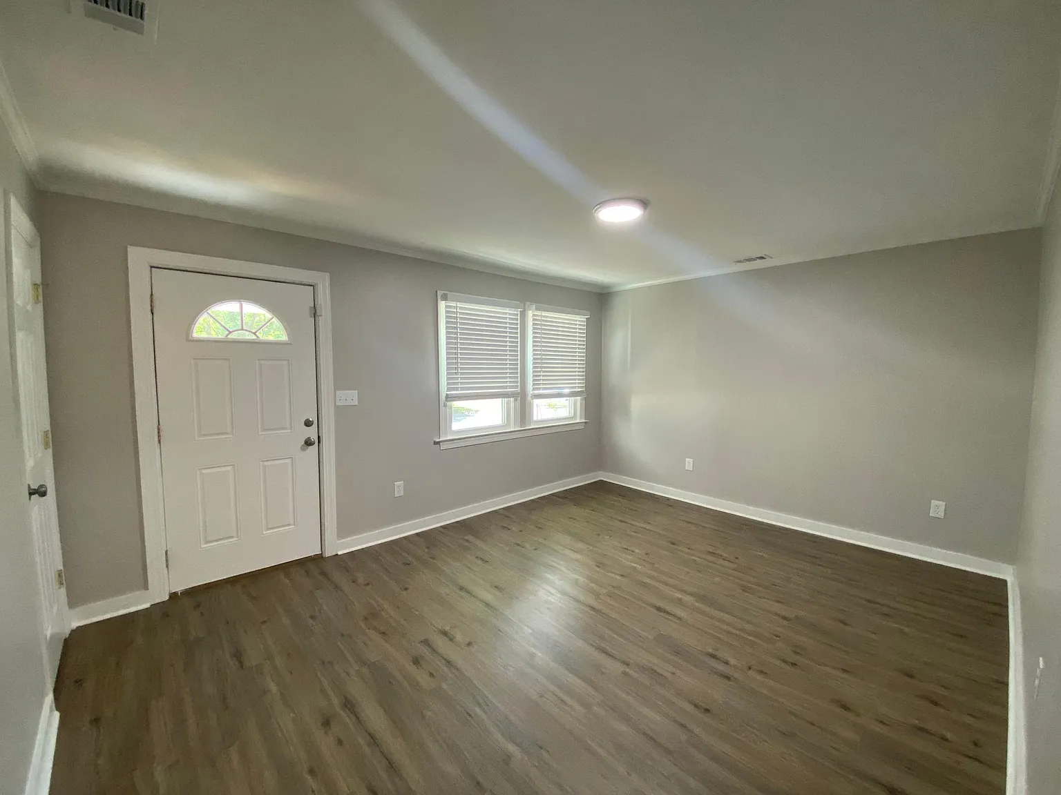 3 bed, 1045 sqft, $1,900 — Photo 3