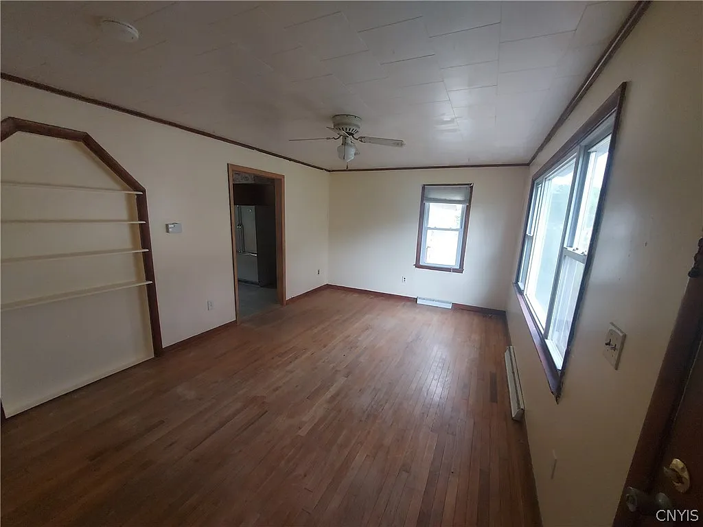 3 bed, 1.0 bath, 1014 sqft, $1,800 — Photo 3