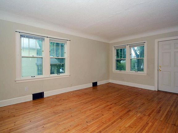 2nd image of 967 Rose Ave E