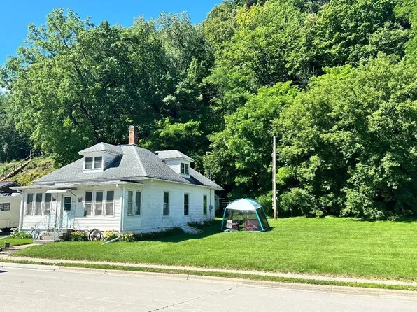 891 S Front St, Lansing, IA 52151