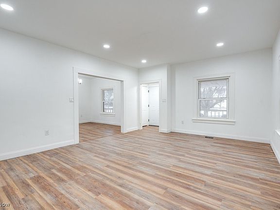 5th image of 3261 Altamont Ave