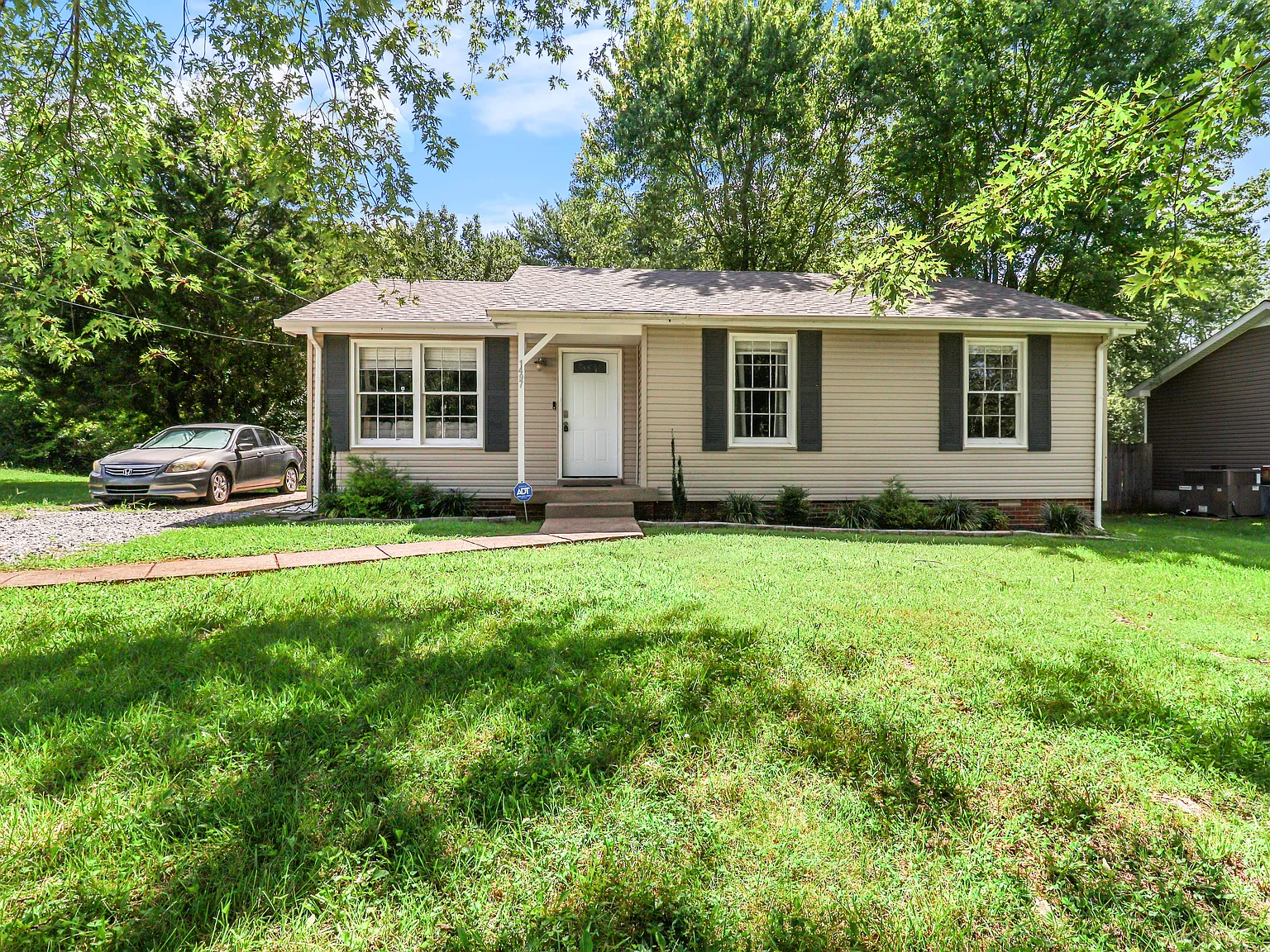 3 bed, 1072 sqft, $1,250 — Photo 2