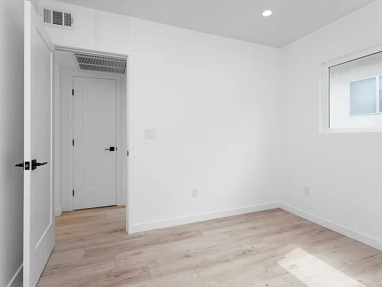 1319 S St. Andrews Pl — Photo 8