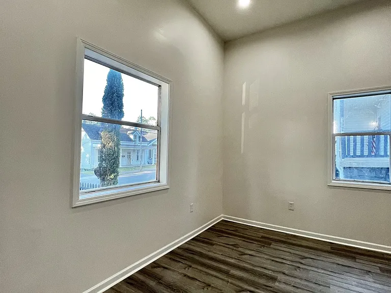 947 Clark St — Photo 11
