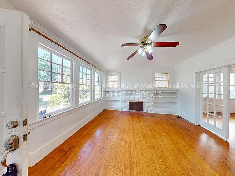 231 W 10th St — Photo 4