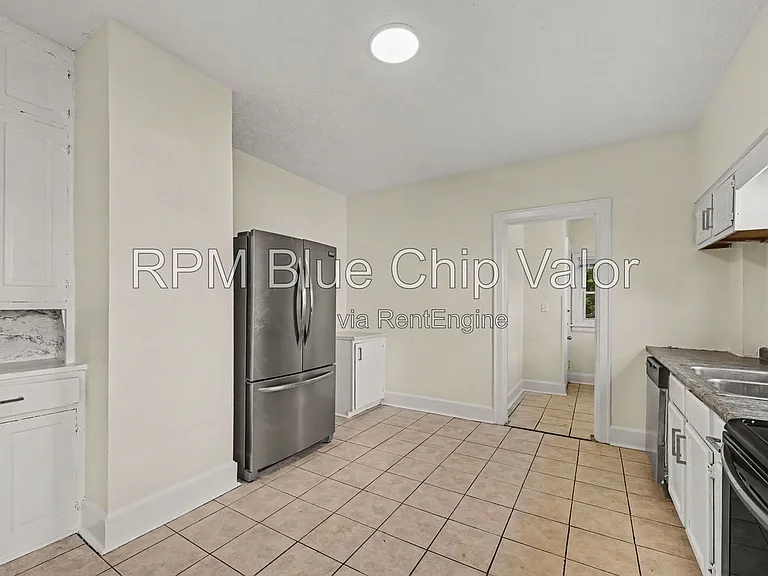 1832 Woodlawn Ave — Photo 2