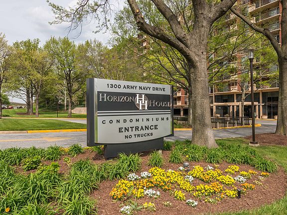 3rd image of 1300 Army Navy Dr APT 202