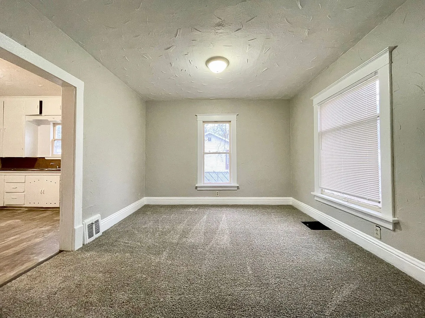 3 bed, 1.0 bath, 990 sqft, $1,195 — Photo 4