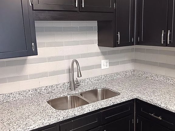 3rd image of 811 Netherlands Dr #1
