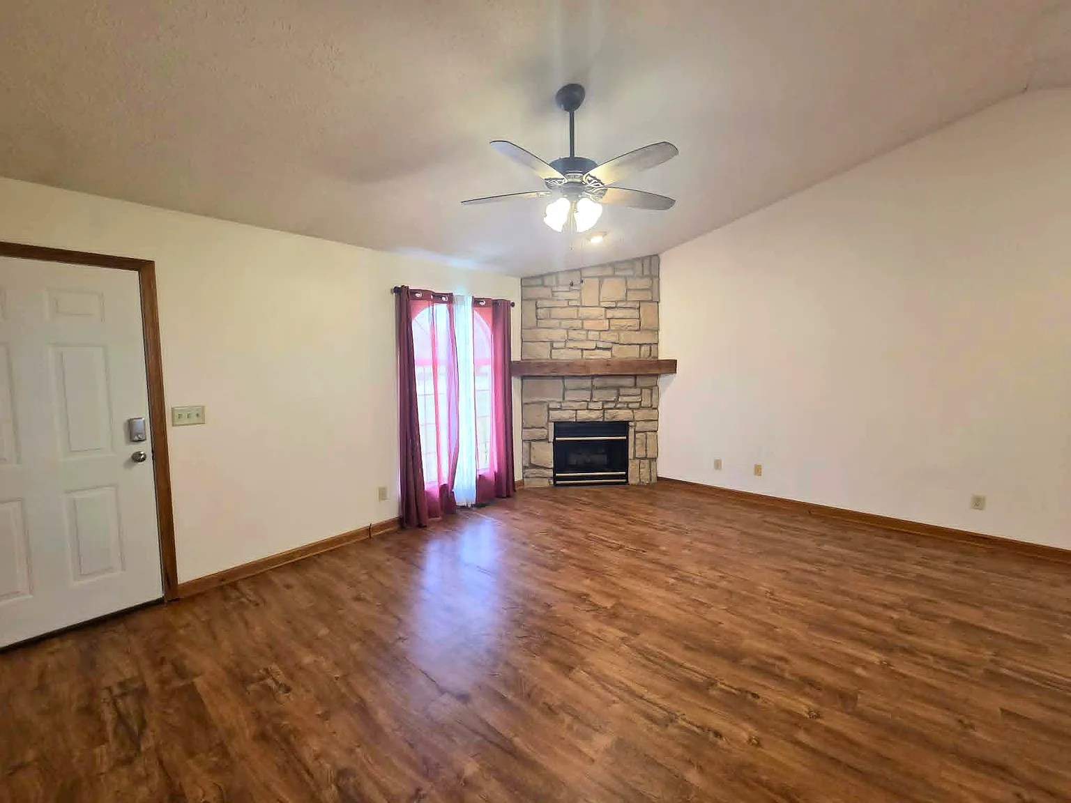 3 bed, 1288 sqft, $2,100 — Photo 3