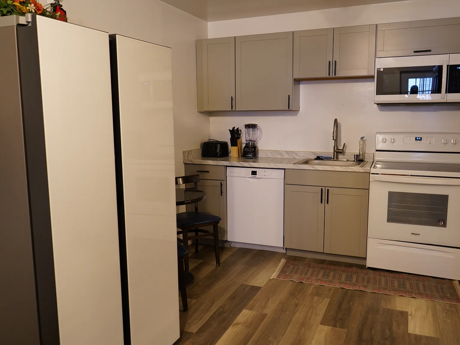 3 bed, 1250 sqft, $3,900 — Photo 2