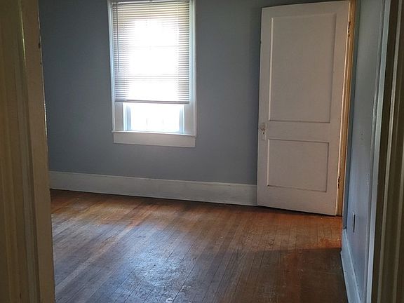 5th image of 417 College Ave N