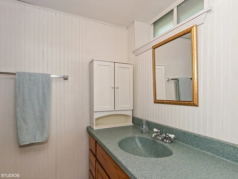 414 Drake St — Photo 13
