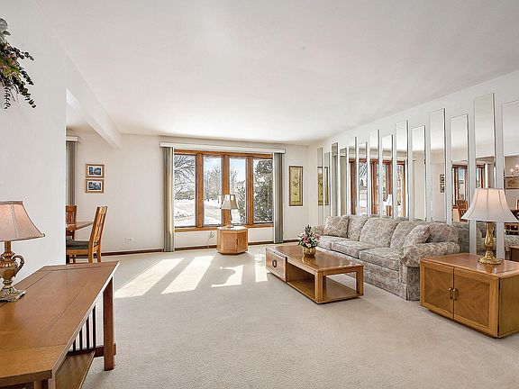 4th image of 8452 Surrey Dr