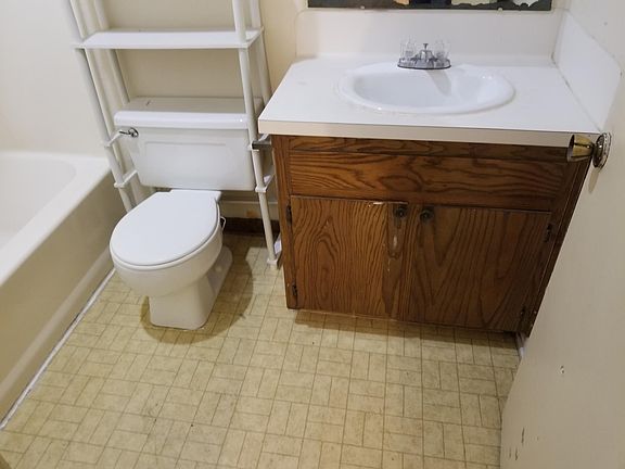 3rd image of 2025 Sherwood Meadow Dr APT 4