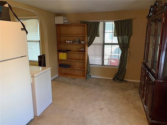 3rd image of 405 Joyce Dr