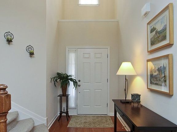 Dramatic 2-Story Foyer