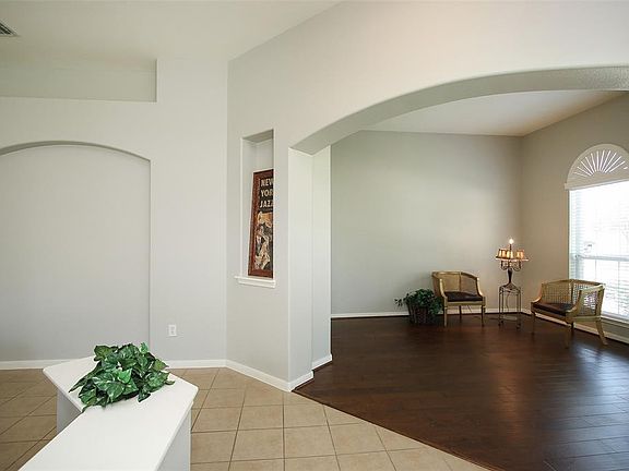 Notice the arched entry to the rooms and display niches.