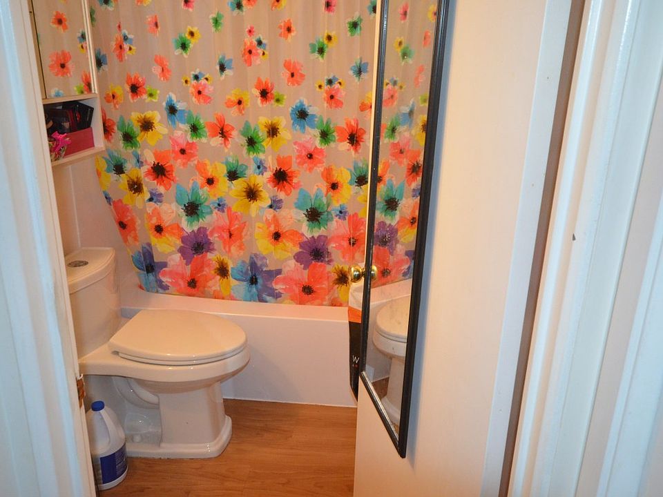 2nd image of 1585 Oak Bay Ave #4