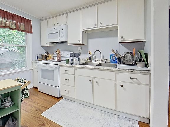 5th image of 736 Melville St #2