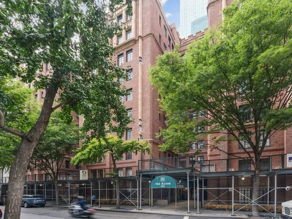 333 East 43rd Street image 12 of 12