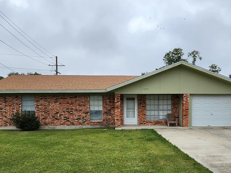 1900 Linda Ave — Photo 1